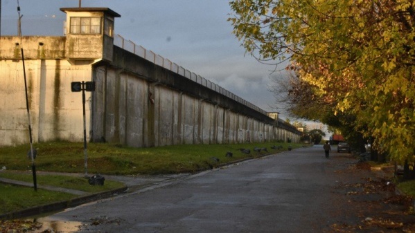 Un preso de 18 años apareció muerto en una cárcel de La Plata: había sido detenido por robo