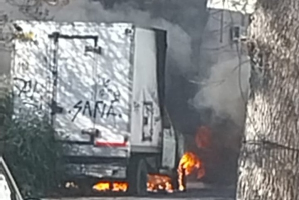 "Alguien prendió fuego la camioneta que estaba estacionada ahí": un importante incendió alertó a los vecinos de 10 y 70