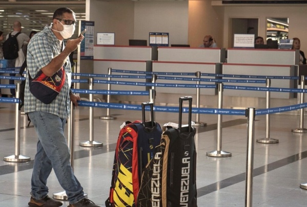 Allanaron el Aeropuerto de Ezeiza por una pasajera que denunció que le robaron 25 mil dólares de su valija