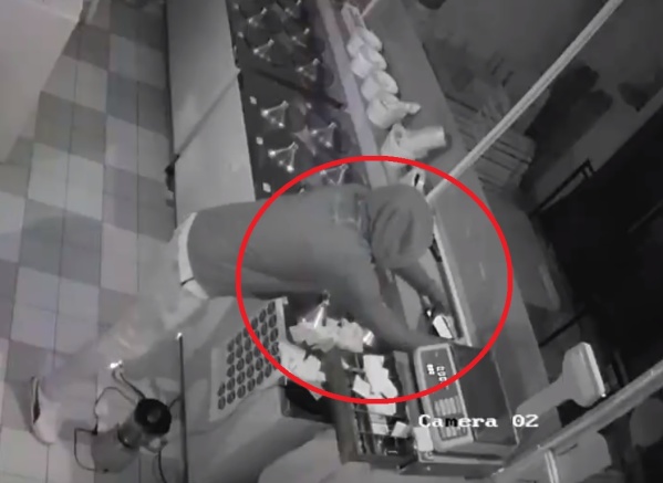 Así robaban en una heladería de Los Hornos en plena madrugada: cortaron las cámaras y el dueño pensó que era un apagón de luz