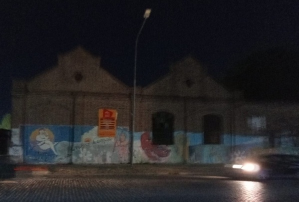 En 13 entre 71 y 72 los vecinos piden "por favor" que conecten el foco de luz que está en medio de la calle