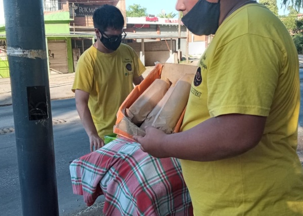 Dos chicos venden panes caseros en una esquina de La Plata y un “loco” los acecha todos los días: “No sabemos porqué”