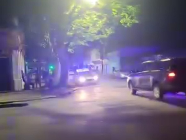 Gran persecución policial en La Plata: Un hombre bajo los efectos de estupefacientes amenazó con quitarse la vida