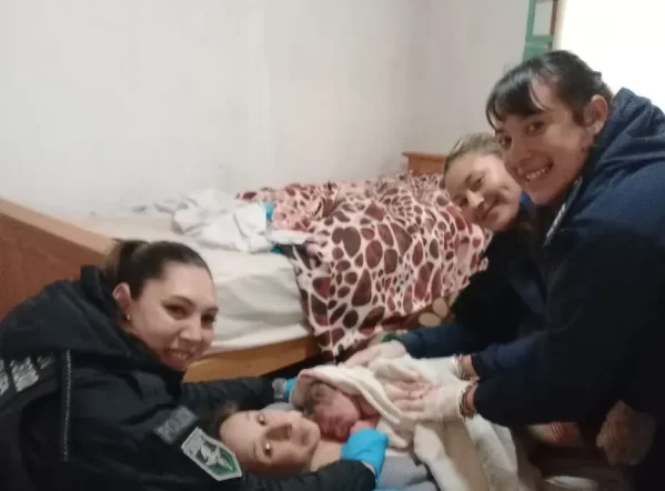 Policías de La Plata ayudaron a una mujer a dar a luz antes de que llegara la ambulancia