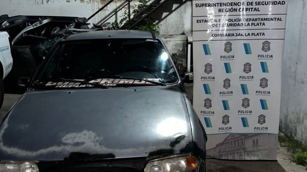 Cayeron dos ladrones cuando intentaban robar techos de autos en pleno centro de La Plata