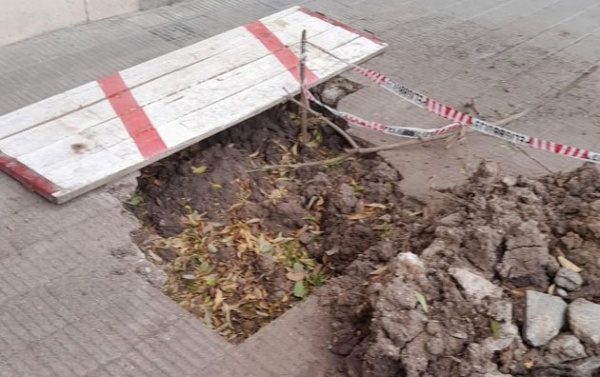 En la zona de 19 y 34 reclaman por un pozo abierto "hace ocho meses"