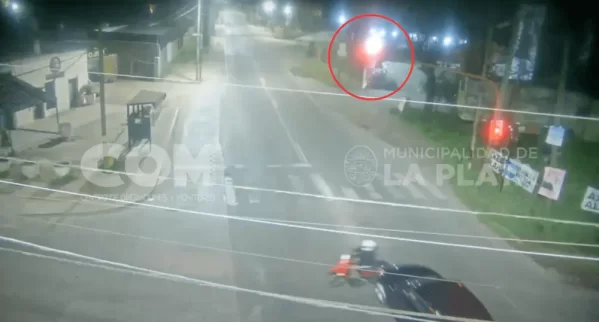 Brutal choque en La Plata: un BMW cruzó en rojo, embistió a una moto y se fugó