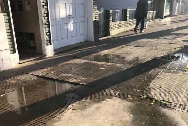 Vecinos de la zona de 38 y 2 piden que reparen una pérdida de agua que lleva un mes