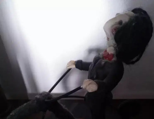 Un platense es fanático de las películas de terror y tiene un muñeco artesanal que muchos envidiarían: "Creo que me salió 50"