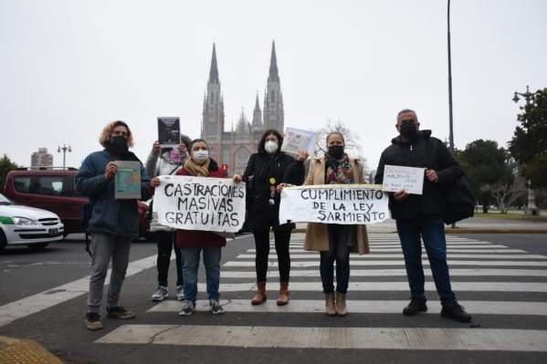 Contra el maltrato animal y exigiendo castraciones masivas, vecinos de La Plata protestaron en Plaza Moreno