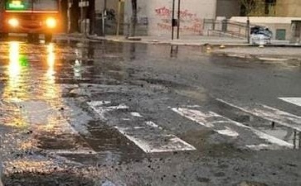 Vecinos de 4 y 51 piden que tapen un enorme bache que se ubica en medio de la calle