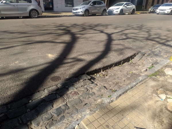 “Terminás golpeando la puerta contra el suelo”: Vecinos reclaman por un pozo complica el estacionamiento en 12 y 46