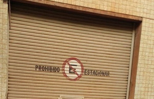 D&iacute;a de furia en La Plata: revent&oacute; a golpes un auto porque le tapaba el garaje