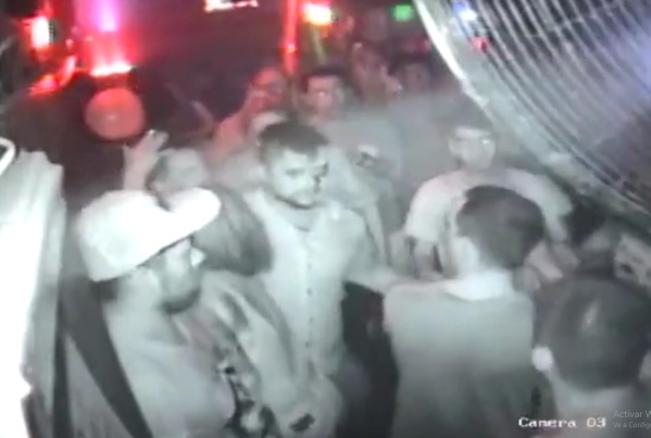 El bar platense La Queimada se despegó de la denuncia por los tres jóvenes golpeados y aportó un video de la pelea