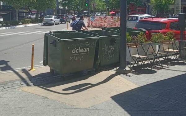 Vecinos se quejaron por los contenedores de basura que impiden pasar por las rampas de discapacitados en diagonal 74 y 49