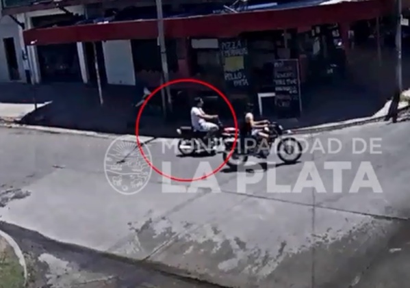 Así fue la persecución a un motociclista que evadió un control policial en La Plata y trató de agredir a un agente