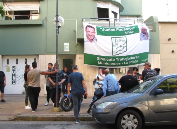Los trabajadores municipales de La Plata acordaron una nueva suba salarial del 15% y un bono de 40 mil pesos