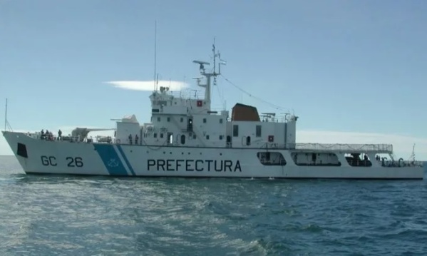Desesperante búsqueda de Prefectura de un marinero que cayó de un barco pesquero