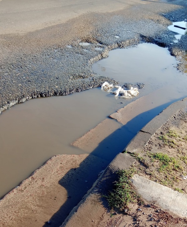 Vecinos de Los Hornos piden por el arreglo de las bocas de agua en la zona de 159 y 66