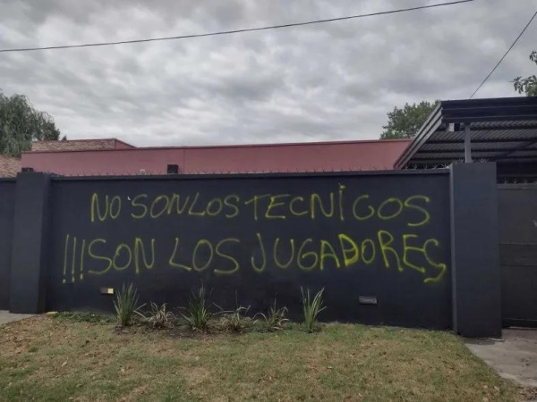 Se terminó la tranquilidad en Estudiantes: aparecieron pintadas después del clásico