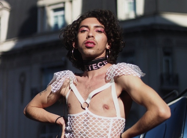 Vino de Monte Grande a La Plata, posó desnuda, la criticaron y dice que no es un capricho: "Soy una femeneidad no binaria"