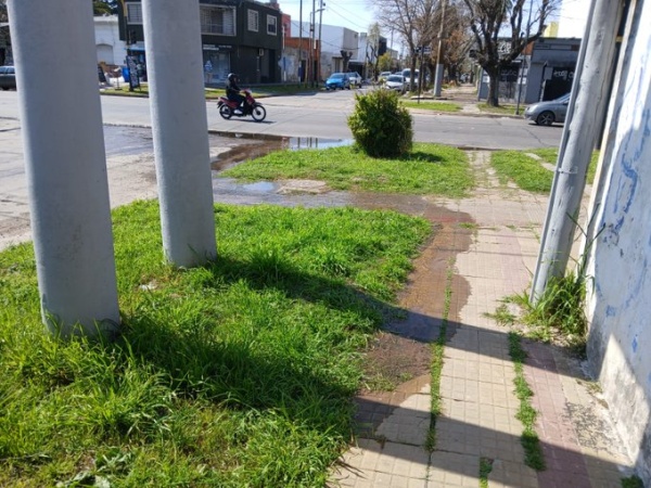 En 74 entre 118 y 120 reclaman por pérdidas de agua