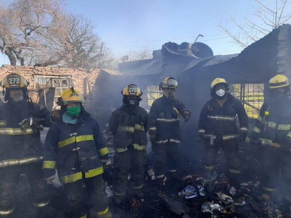Una familia se salvó de milagro en un feroz incendio de una casa en La Granja