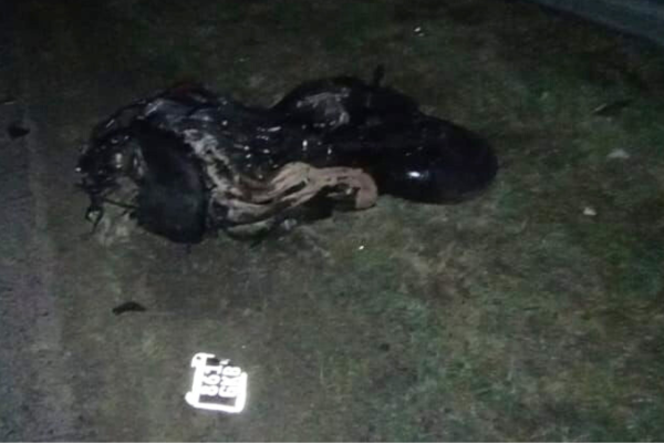 Accidente fatal en La Plata: un motociclista fue a asistir a un amigo en Ruta 2, impactó con el guardarrail y murió