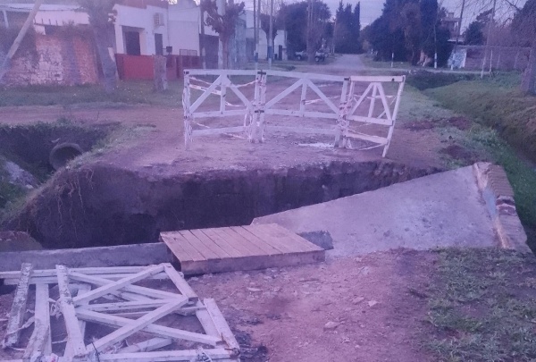 Vecinos de la zona de 166 y 63 piden que reparen un puente que se cayó: “Prometen y no cumplen”