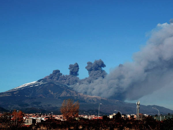El volcán activo más grande de Europa entró en erupción: lava y ceniza en el cielo italiano