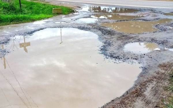 Vecinos de Etcheverry reclaman por el arreglo de un gran bache en la calle