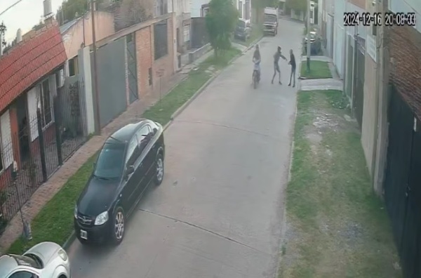 Máxima tensión en un intento de robo en Los Hornos: actuaron dos motochorros y uno de ellos no tuvo paciencia