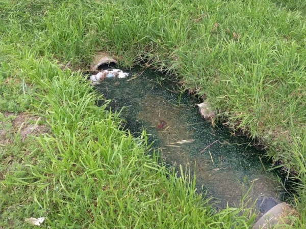Hay zanjas tapadas en un barrio de Villa Elisa y los vecinos temen por el dengue
