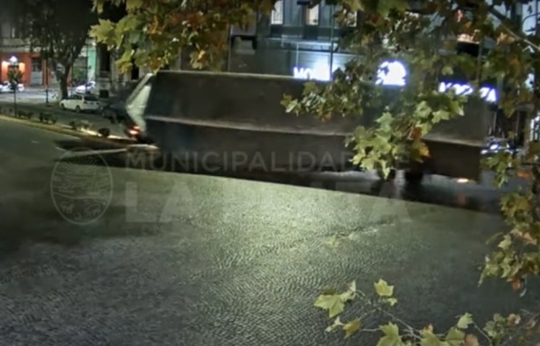 As&iacute; fue el impactante vuelco del cami&oacute;n sobre calle 44