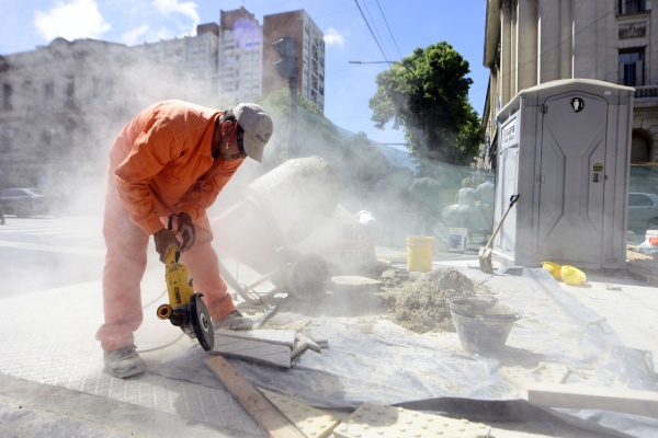 Cuáles son las seis calles más solicitadas por los vecinos platenses para renovar sus baldosas