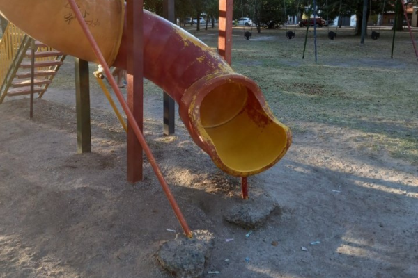 Vecinos reclaman arreglos en Plaza Azcuénaga: piden que se acondicionen los juegos para chicos