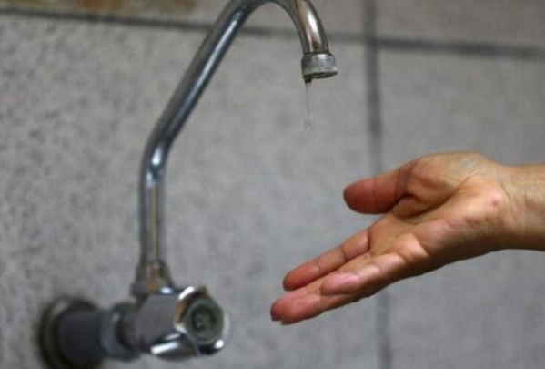 Vecinos de Los Hornos reclaman por la falta de agua: "Las canillas están secas no se puede vivir así"