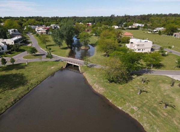 "Mató a su familia; se volvió loco": los desesperados audios vecinales de la tragedia en un country de Berazategui
