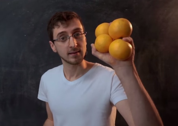 Con naranjas, palos y gatos: el "platense" que admite ser nerd y enseñó matemática por internet a 6 millones de personas