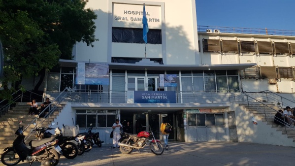 Un hombre se metió a los hachazos a una casa de La Plata, le quebró el cráneo al novio de su ex pareja y se dio a la fuga