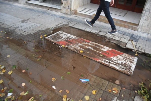 "Hace más de una semana que está así": reclaman por un caño roto en la calle 63 entre 7 y 8