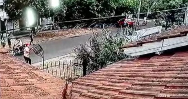 En menos de dos segundos se llevaron un canasto de basura en 59 y 140: la cámaras de vigilancia grabaron todo el hecho