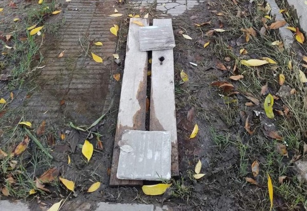 "Es muy peligrosa": vecinos de Los Hornos piden que arreglen una gran pérdida de agua
