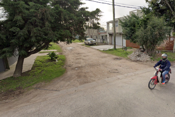 Vecinos reclaman asfalto en una calle muy transitada de Gonnet: “Recemos que nunca tenga que entrar una ambulancia”