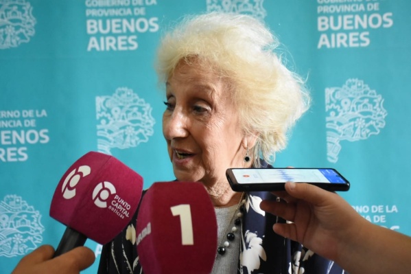 "No vamos a permitir que vuelvan": Estela de Carlotto fue reconocida por la Provincia en el Día de la Democracia
