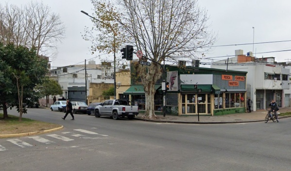 Le revolearon un piedrazo a una automovilista para robarle en 1 y 64