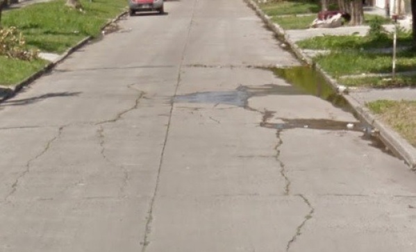 En Los Hornos reclamaron por las "roturas" que comenzaron a presentarse en una calle del barrio