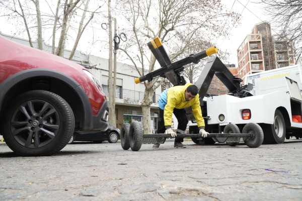 ¿Cómo funcionan las grúas de acarreo en La Plata y por qué motivo los vehículos suelen ser retirados de la vía pública?