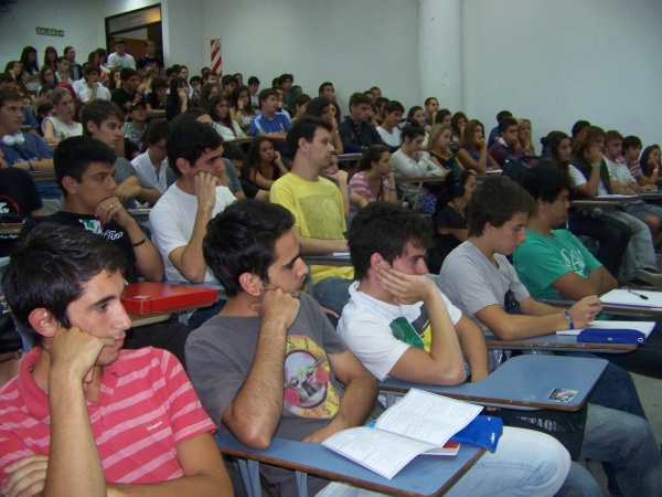 "Fue muy chocante": Docente de La Plata le pidió a los alumnos que "hablen con un muerto" y una joven no se lo bancó