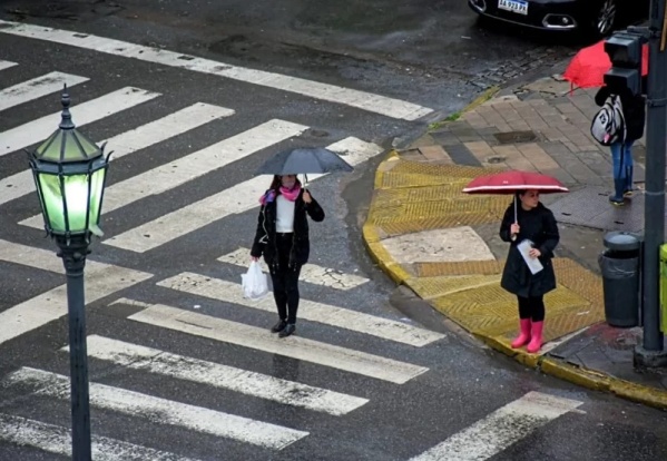 Rige el alerta amarilla en La Plata por fuertes tormentas: se sugiere alejarse de árboles y postes de luz